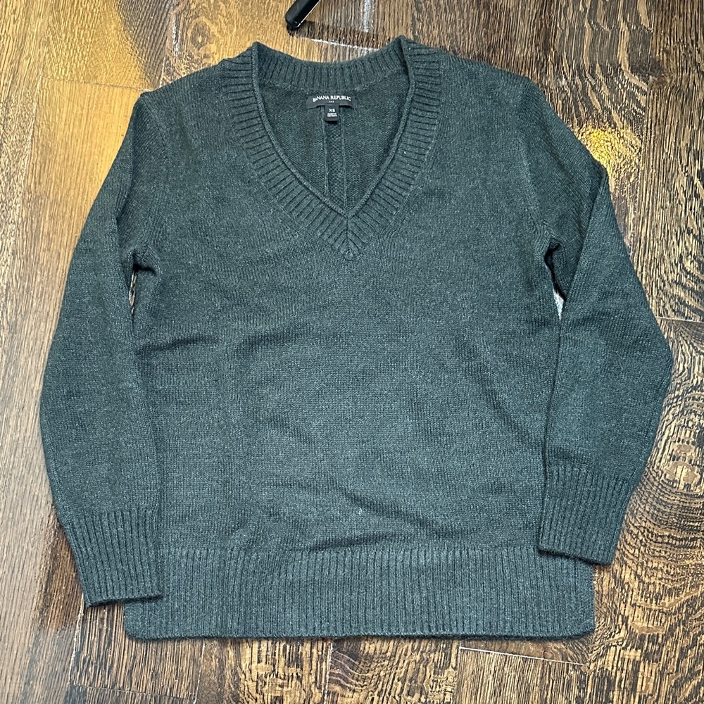Banana Republic women’s  V-Neck Sweater - Charcoal